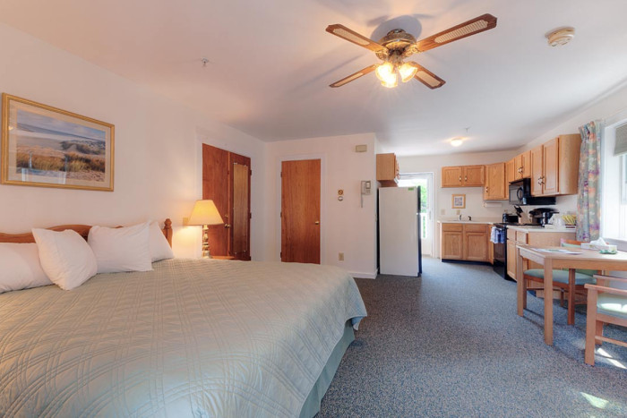 Cromwell Harbor Motel — , 