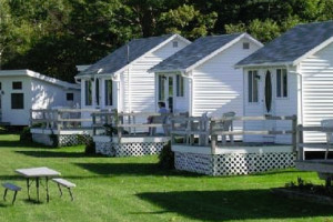 Edgewater Motel & Cottages | Beachfront Access